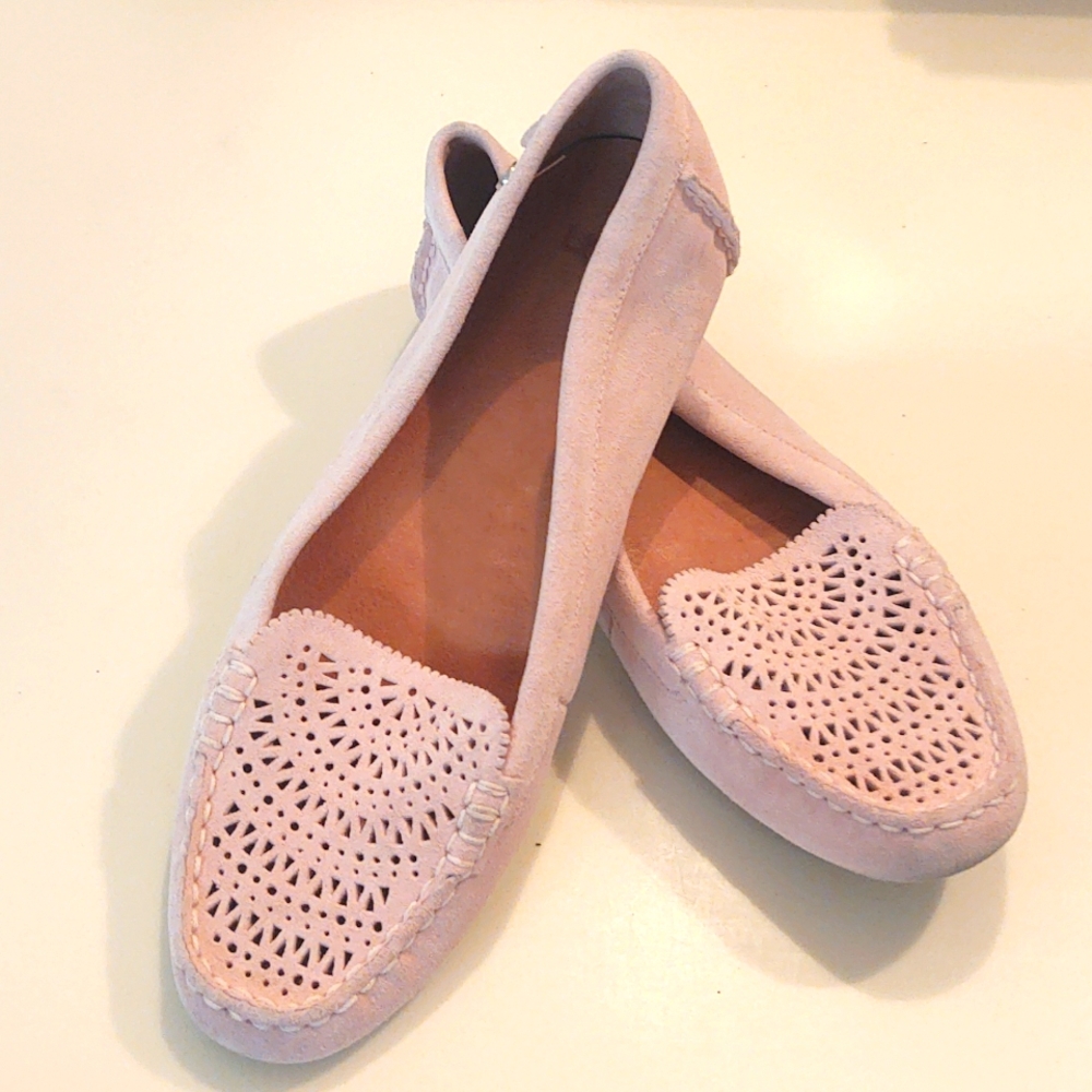 UGG CLAIR PERFORATED SUEDE LOAFERS/MOCCASINS SIZE 8 Soft Pink